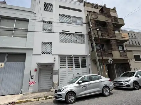 Gran inmueble en block en Saavedra: 971 m², 4 plantas, montacargas y altura de 5 m