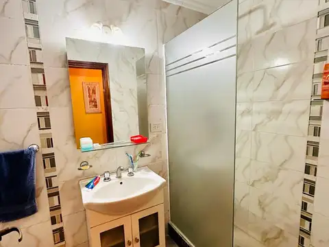 Casa en venta o permuta de 5 ambientes en Berazategui Centro