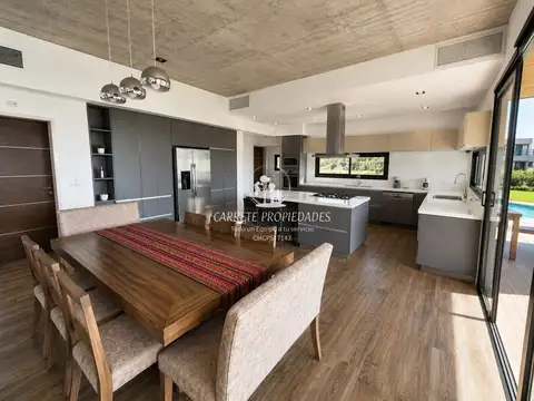 Casa en Alquiler con 2 cocheras