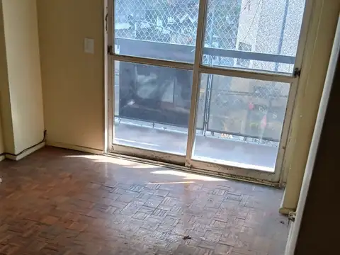 2 AMBIENTES CON BALCÓN AL FRENTE EN EXCELENTE UBICACIÓN. A RECICLAR  SE ESCUCHA OFERTA