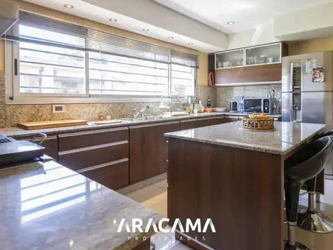 Casa 5 ambientes con 3 baños