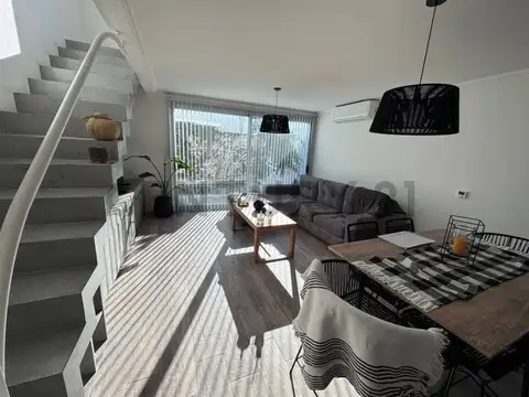 Dúplex en venta de 2 dormitorios y piscina en Villa Elisa