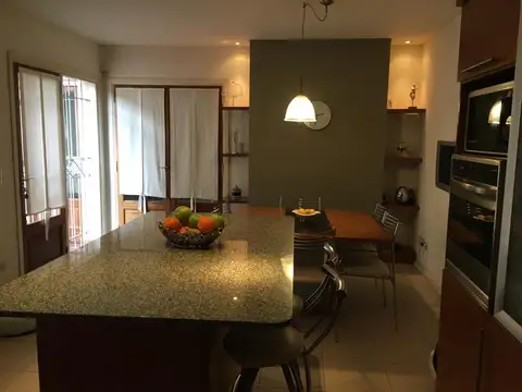 *EXCELENTE CHALET 6 AMB. C/ GARAGE QUINCHO P/ 3 AUTOS  *RAMOS MEJÍA SUR  * MUY BUEN ESTADO GRAL. *