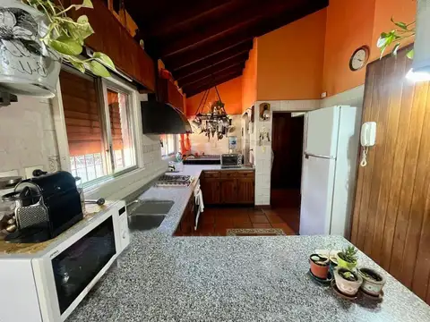 Casa 5 ambientes con 2 baños