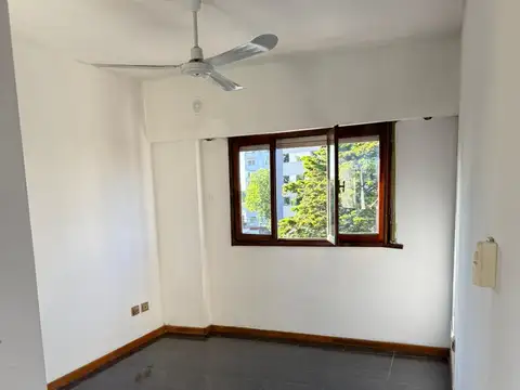 Excelente Oficina Comercial Amoblada en Zona Norte.