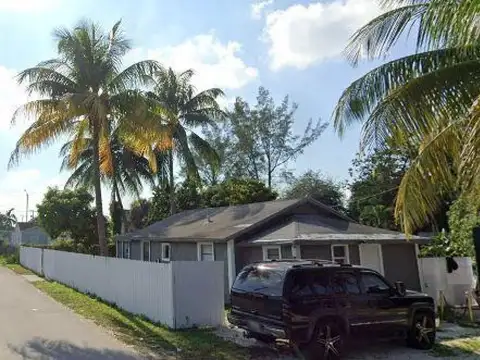 NW 80th St n° 900 y NW 9th Ave