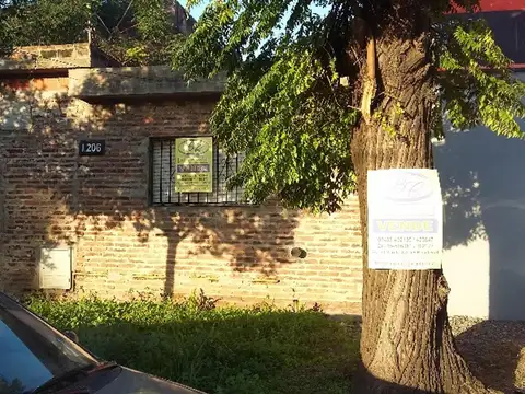 Casa con hermoso lote en esquina