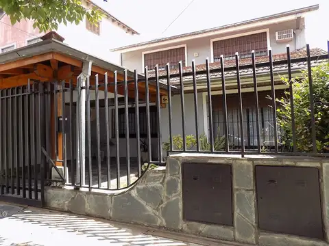EXCELENTE CHALET AL FRENTE – PQUE. JOHNSTON