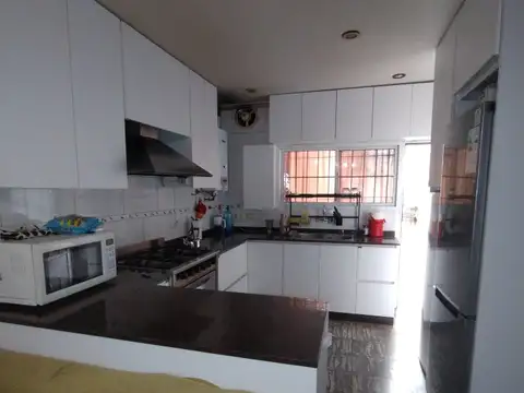 Casa 5 ambientes con 2 baños
