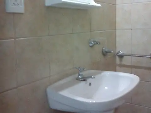 Local / Oficina 59 entre 10 y 11 Baño. Buena ubicación. Zona Céntrica