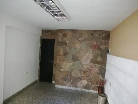 Local / Oficina 59 entre 10 y 11 Baño. Buena ubicación. Zona Céntrica