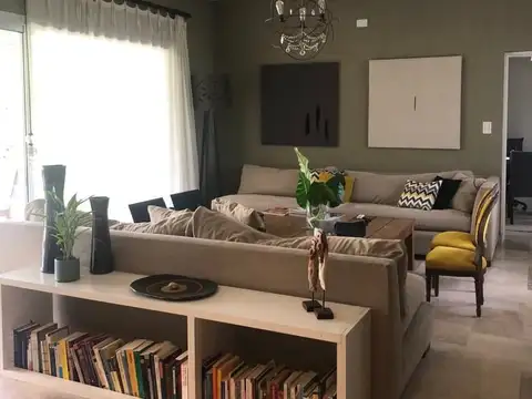 Casa en Alquiler con 2 cocheras