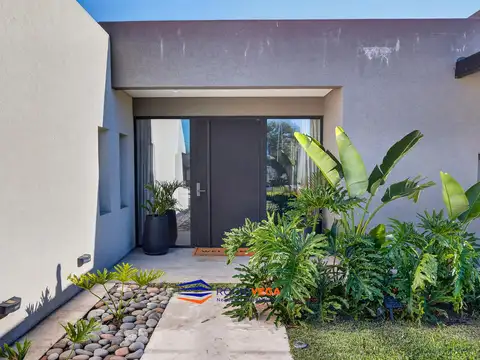 Casa en Venta en Prados del Oeste, USD 320.000