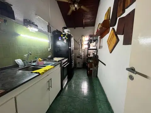 Casa 7 ambientes con 2 baños