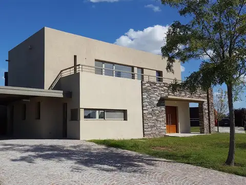 Excelente casa de 4 ambientes en El Canton Barrio Islas