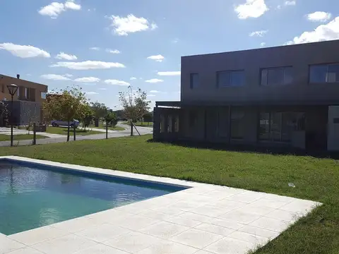 Casa 4 ambientes con 4 baños