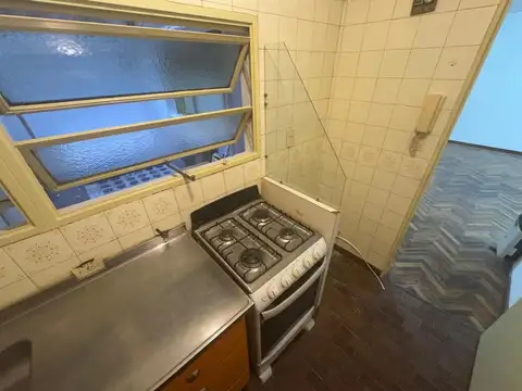 Amplio dos ambientes con patio a 1 cuadra de Rivadavia