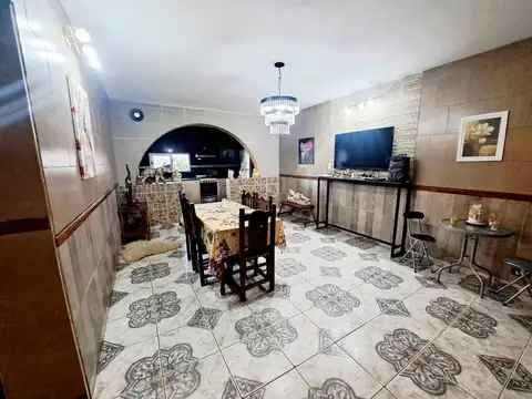 Casa 10 ambientes con 2 baños