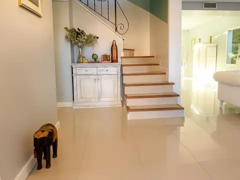 Venta Impecable Casa de 4 dormitorios   family   dependencia en Nordelta, Barrio Tipas
