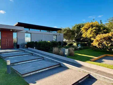 Venta Impecable Casa de 4 dormitorios   family   dependencia en Nordelta, Barrio Tipas