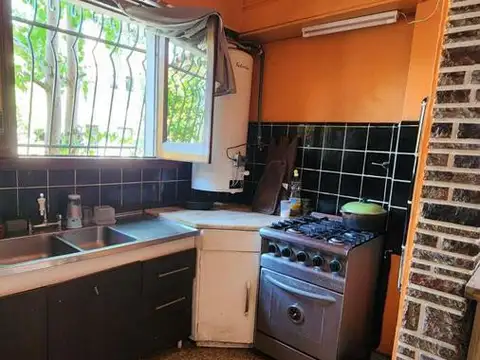 Chalet de epoca 4 ambientes con cochera