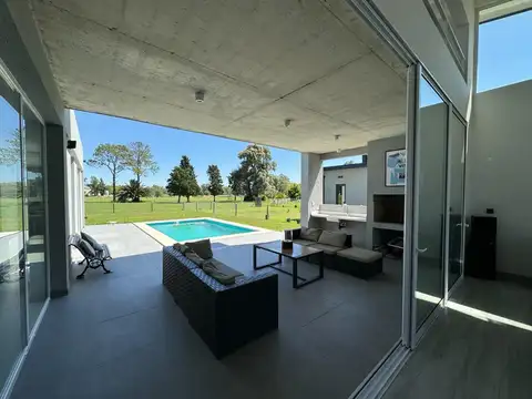 Casa 3 ambientes con 2 baños