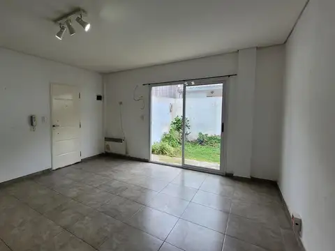 Departamento 2 Ambientes en Alquiler con Patio y Aire Acondicionado