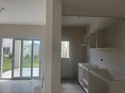Casa en venta de 4 ambientes en Saraví Village Pilar