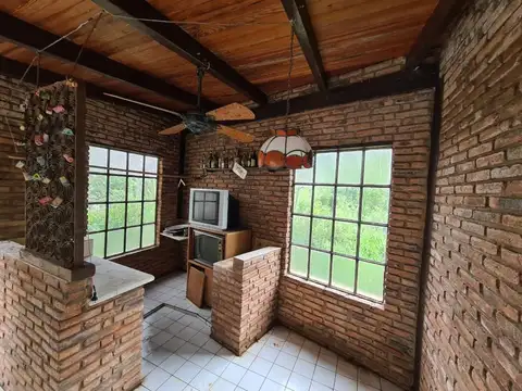 Isla con distintas Construcciones en el Rio Borazo  Delta Tigre