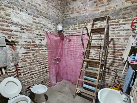 Amplio terreno con pileta y pequeña casa