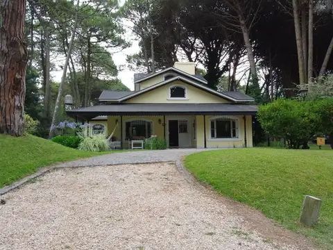 Casa 4 Dormitorios en Venta en Carilo