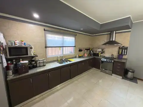 Venta casa de 2 plantas 3 dormitorios   comodín con quincho ,pileta y cochera , Granadero Baigorria