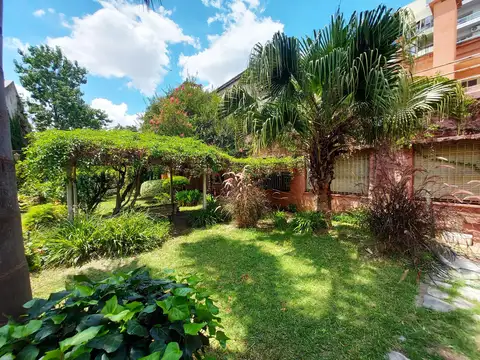 Casa en Flores Histórica doble terreno