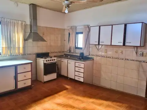 (A267) CASA CON COCHERA EN ESQUINA - ZONA RESIDENCIAL