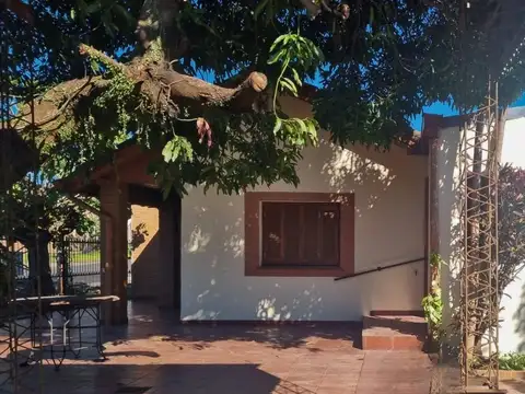 Casa en Alquiler con 2 cocheras