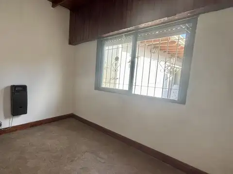 Casa 6 ambientes con 2 baños