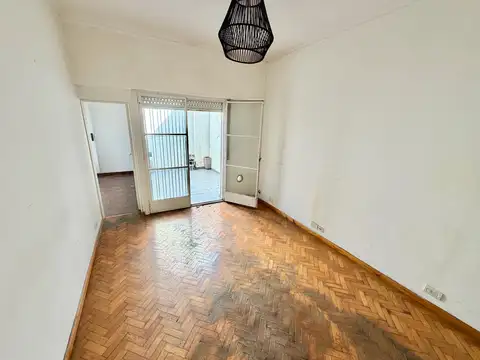 3 Ambientes Chico Lateral con 2 Patios Oportunidad Excelente ubicación a metros del Subte B