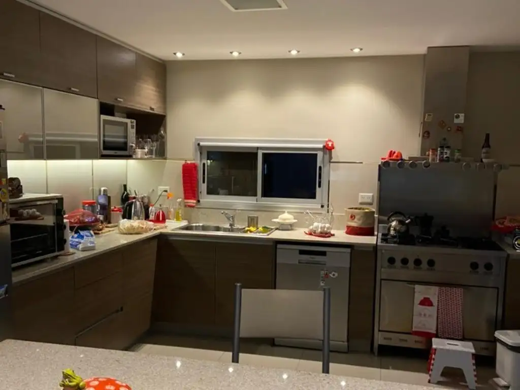 Casa - 290  m² Cubierta | 3 dormitorios | 3 baños | 1 toilette | Excelente | 1.070  m² Terreno