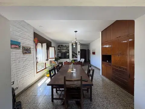 Casa 7 ambientes con 2 baños