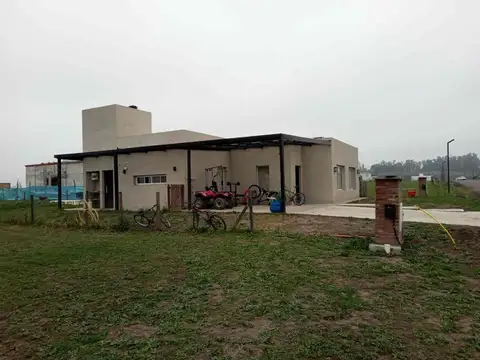 Casa 4 ambientes con 2 baños