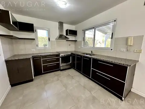 Casa 5 ambientes con 2 baños