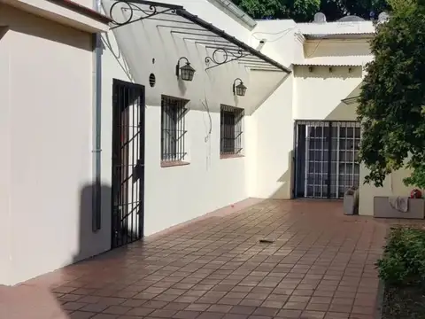 Casa en venta - 3 dormitorios 2 baños - 248mts2 - Lanús Este