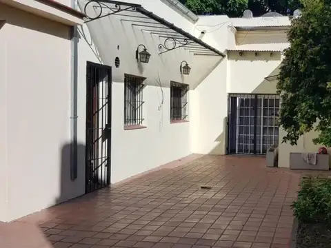 Casa en venta - 3 dormitorios 2 baños - 248mts2 - Lanús Este