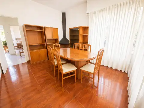 Casa 4 ambientes con 2 baños