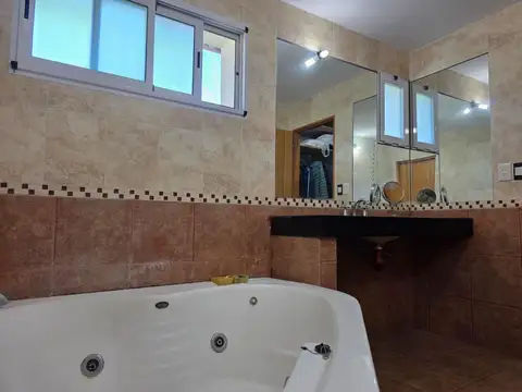 Casa 9 ambientes con 6 baños