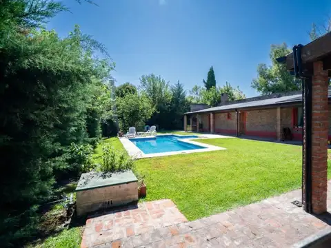 Casa en Venta con 2 cocheras