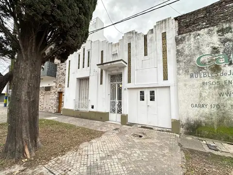 Casa 4/5 dormitorios. Apta uso institucional. Cochera y jardín trasero. Excepcional.