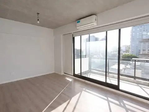 VENTA MONOAMBIENTE CON BALCÓN LUMINOSO PISO ALTO