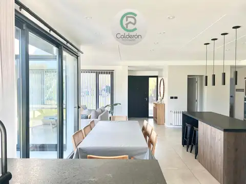 Casa en Venta con 2 cocheras