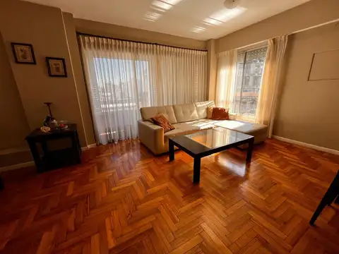 Departamento de 3 dormitorios con cochera en VENTA, c/ balcón al frente!